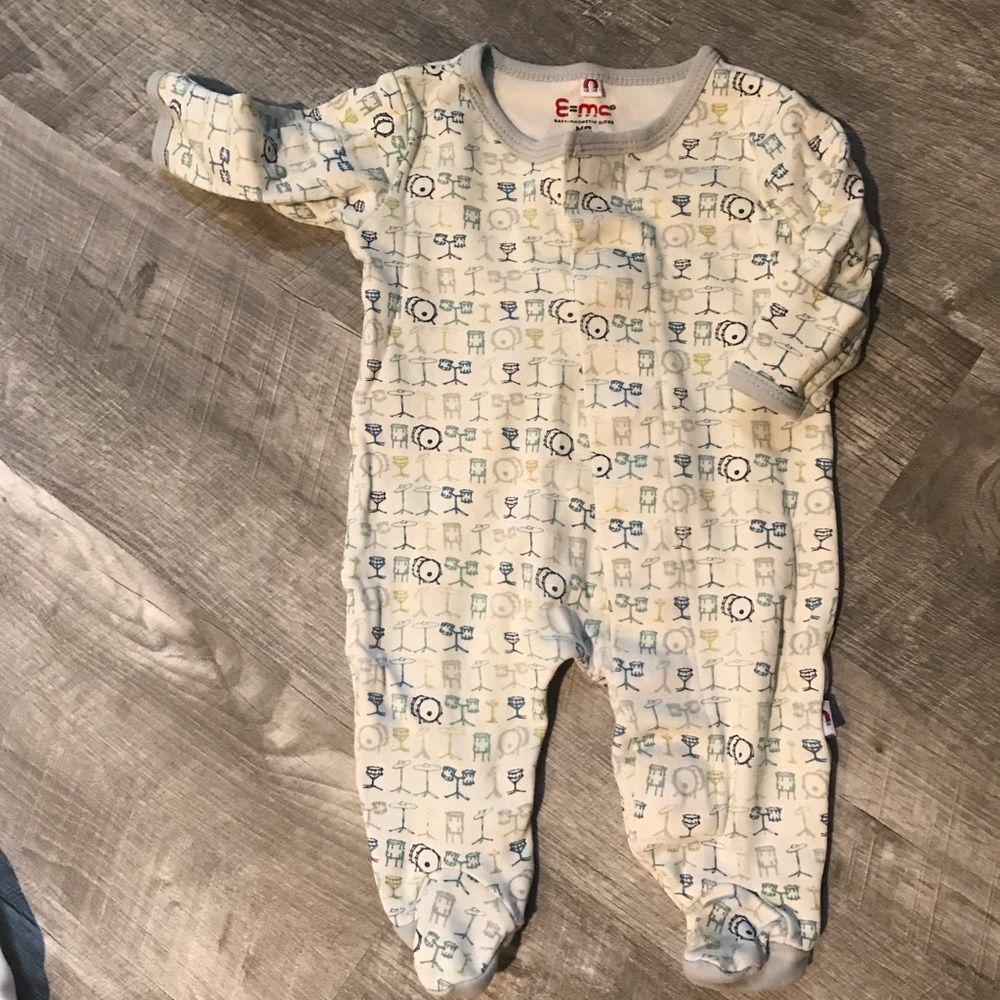 Magnetic newborn sleeper w/ drums